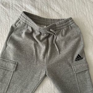 Adidas ESSENTIALS FLEECE REGULAR TAPERED CARGO PANTS